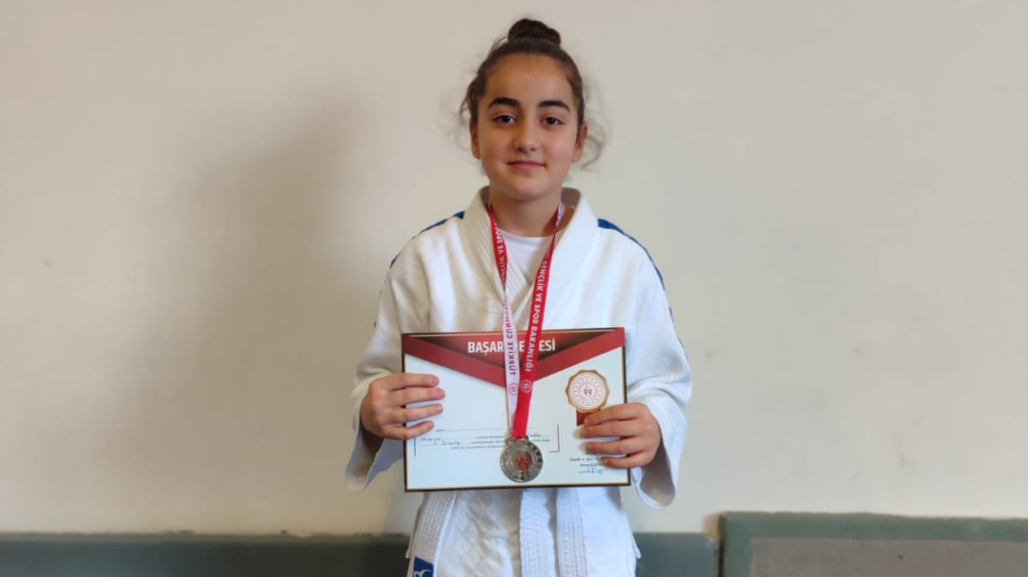 Melisa Torunoğlu öğrencimiz Judo il birinciliği yarışmasında küçük  kızlar kategorisinde 2. Olmuştur. Kendisini kutlar başarılarının devamını dileriz.